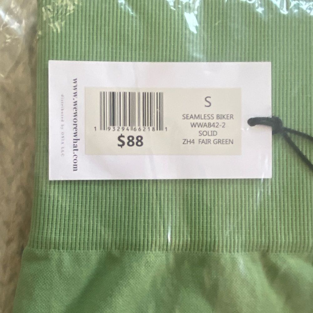 WeWoreWhat Revolve Solid Seamless Biker Shorts Fa… - image 4